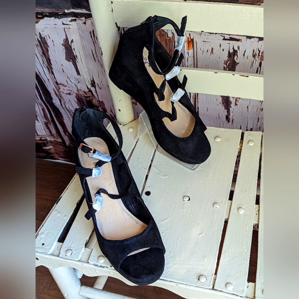 TC Buckle closure wedge heels